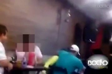 Mulher acaricia outro homem enquanto beija namorado