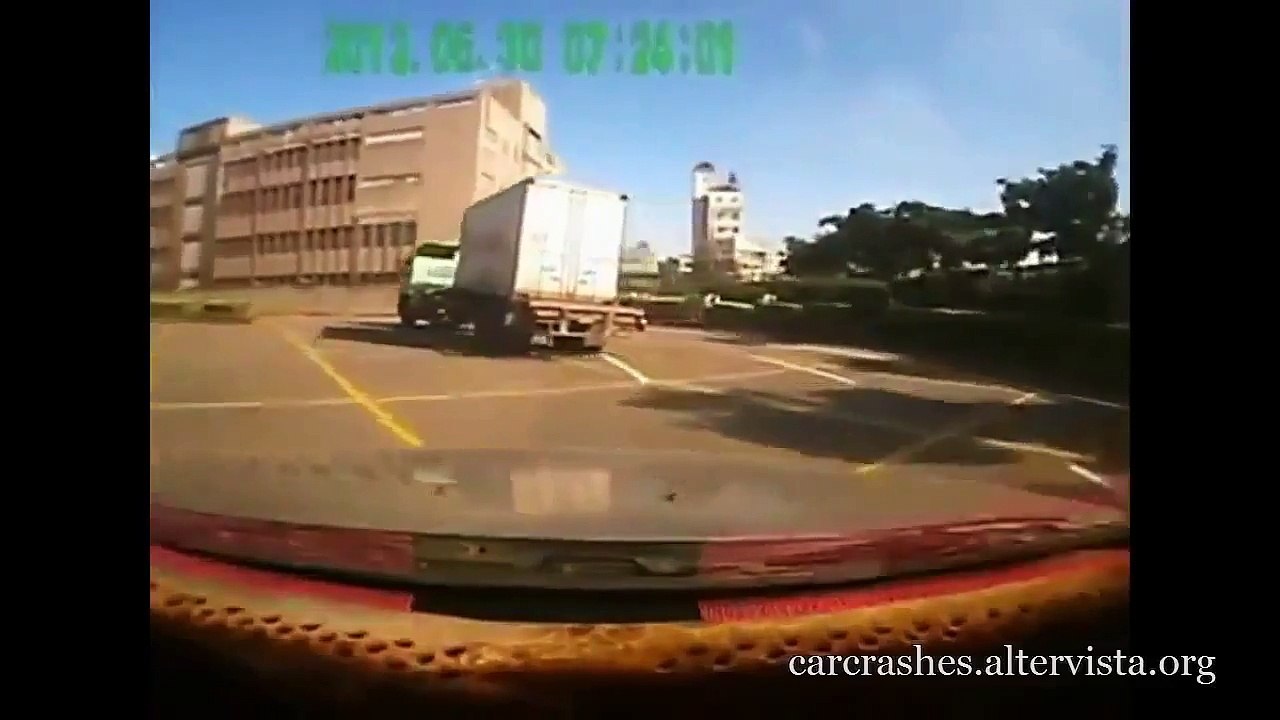 Truck rammed a mother and child. Car accidents from around the world