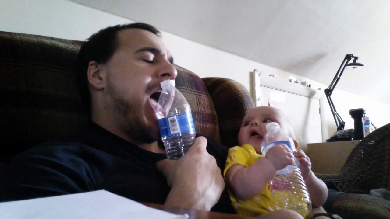 When dad cuts one's teeth with baby so so cute! Vidéo Dailymotion