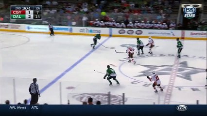 Скачать видео: NHL player Patrik Nemeth gets puck caught in helmet visor