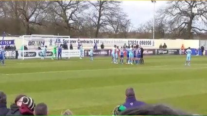 Kadın futbolcular yumruk yumruğa