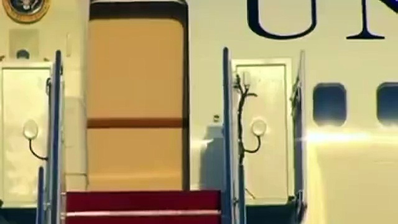 امریکی صدر کی جلد بازی، جہاز کی سیڑھیوں سے گرتے گرتے بچ گئے