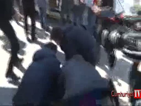 Adli tıp önünde yaka paça gözaltı