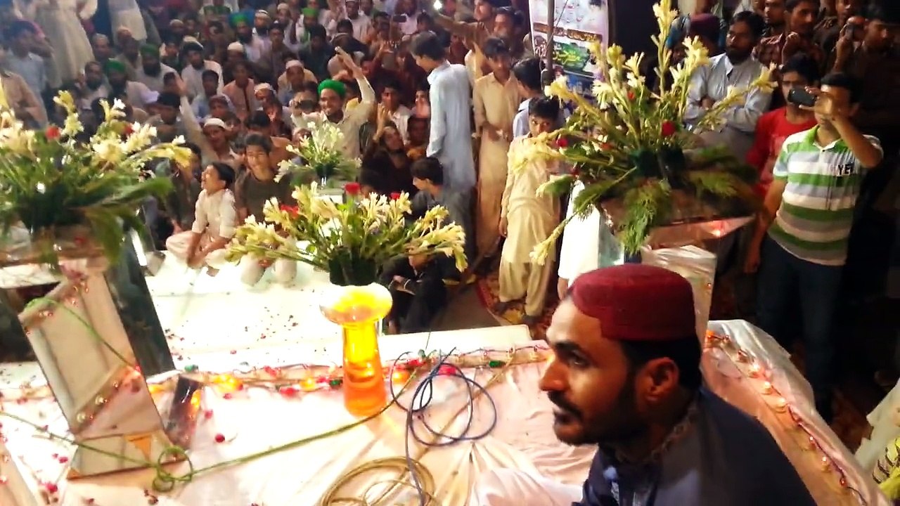 Aao Mere Nabi Ki Shaan Suno Mehfil e Naat Kalam by Hafiz Tahir Qadri