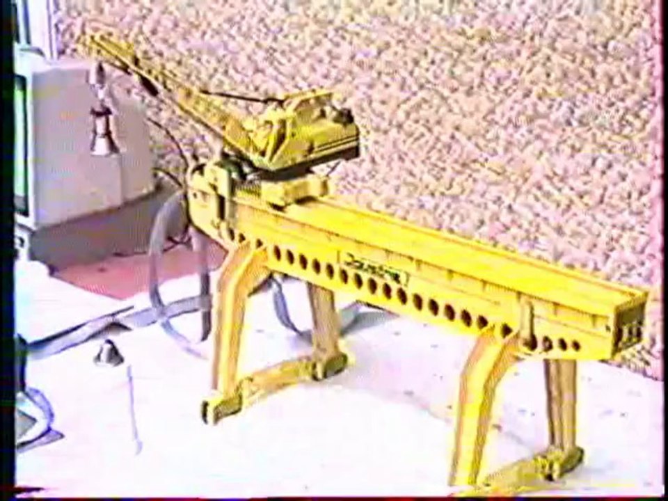 GRUE PORTIQUE JOUSTRA PILOTEE PAR LE COMMODORE 64 (DAV)