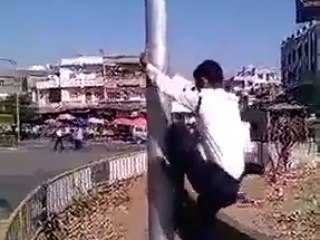 Bravo !  WOW ! Il sauve un oiseau emmêlé dans un luminaire urbain