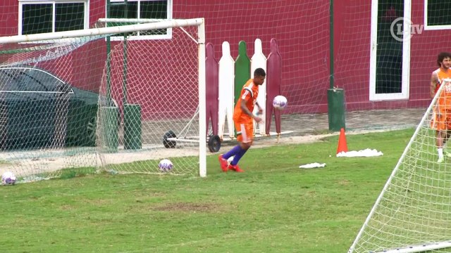 Joia do Flu mostra habilidade e tenta gol e drible diferente
