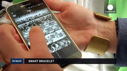 "Tago arc", il bracciale high tech che cambia design con lo smartphone