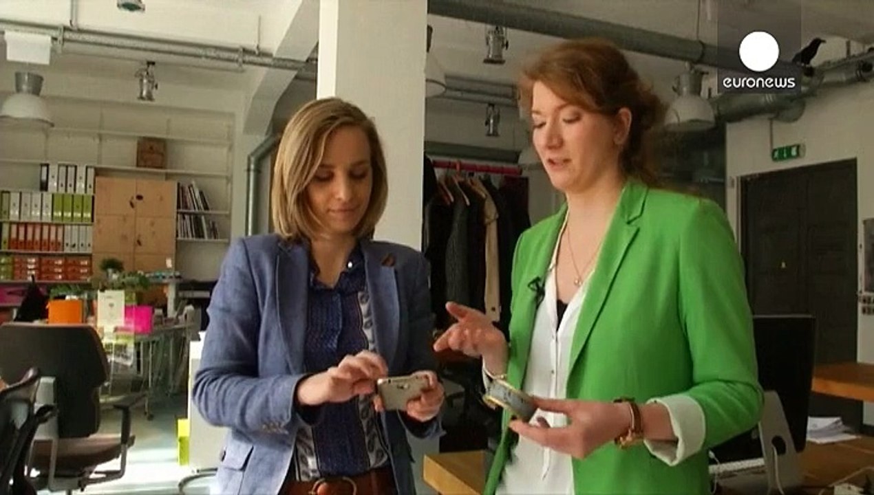 Electronic jewellery that changes with your tastes