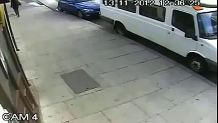 بريطاني يضرب فتاة مسلمه محجبة -