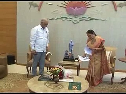 Civil Aviation Minister Ashok Gajapathi Raju met Gujarat CM Anandiben Patel in Gandhinagar