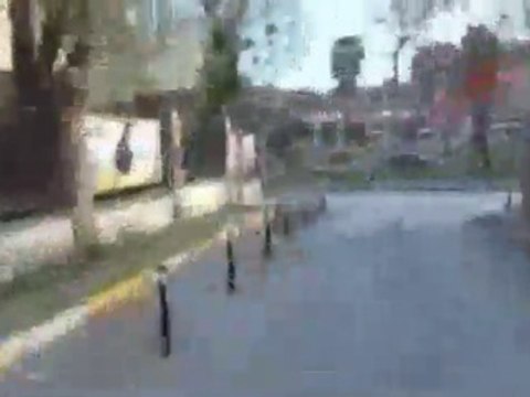 EMNİYET MÜDÜRLÜĞÜ ÖNÜNDE ÇATIŞMA