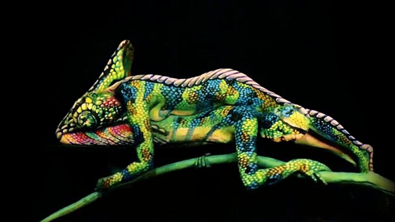 Caméléon en body-painting