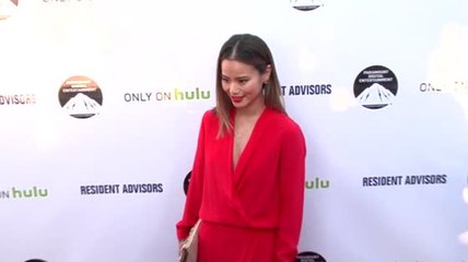 Jamie Chung est sublime en rouge à la première de Resident Advisors