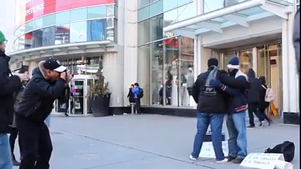 فيديو شاب مسلم كتب على لافتة أنا مسلم يصفونني بالارهابي  أنا أثق بك. هل تثق بي عانقني فكانت هذه ردة فعل المارة