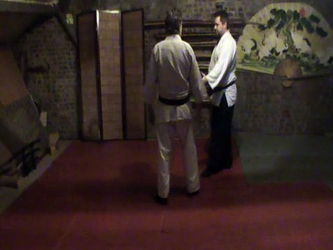 Gyaku hanmi katate dori : reaction ikkyo to tsuki