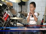 Tiene seis años y un extraordinario talento con la batería