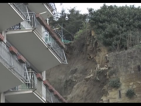 Napoli - Frana investe un palazzo a Posillipo, famiglie bloccate -1- (31.03.15)