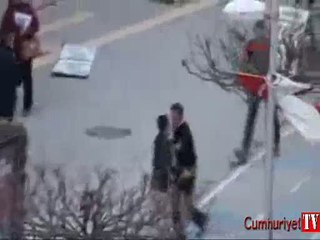 Cadde ortasında bıçaklı merdaneli kavga