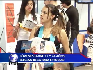 Miles de jóvenes se acercaron a la Antigua Aduana en búsqueda de becas