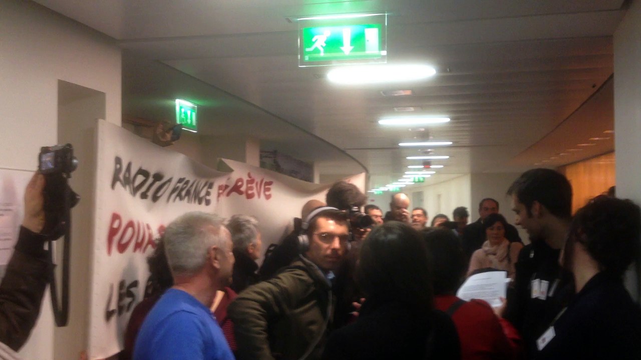 RADIO FRANCE en Grève - Manif à la Présidence 5/7 : "Le Chant" !