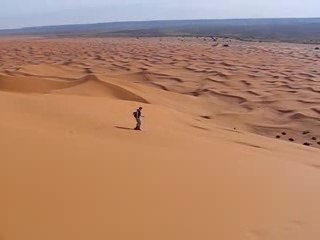Seb fait du ski sur une dune marocaine
