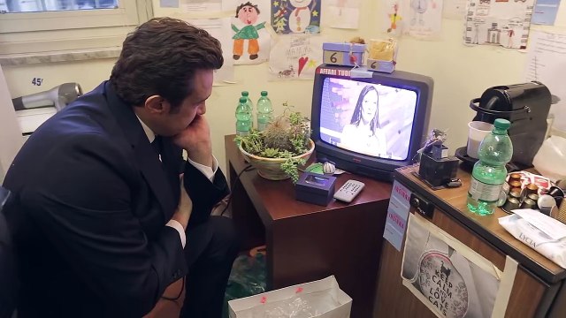 Flavio Insinna guarda se stesso all'Eredità