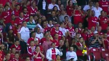 Football - Sifflé par ses supporters, il déchire son maillot et fait des doigts d'honneur