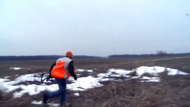 Ce chasseur poursuit un faisan qui s'échappe avec une flèche dans le corps... Dingue