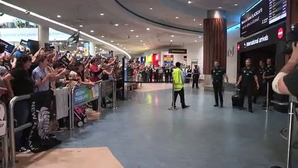 Fans welcome Black Caps at Auckland Airport (HD)