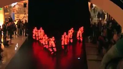 Spectacle de danse énorme dans un centre commercial américain
