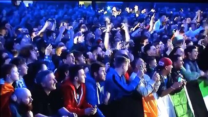 Le champion d'UFC Conor McGregor vole la ceinture de Jose Aldos en pleine conférence de presse