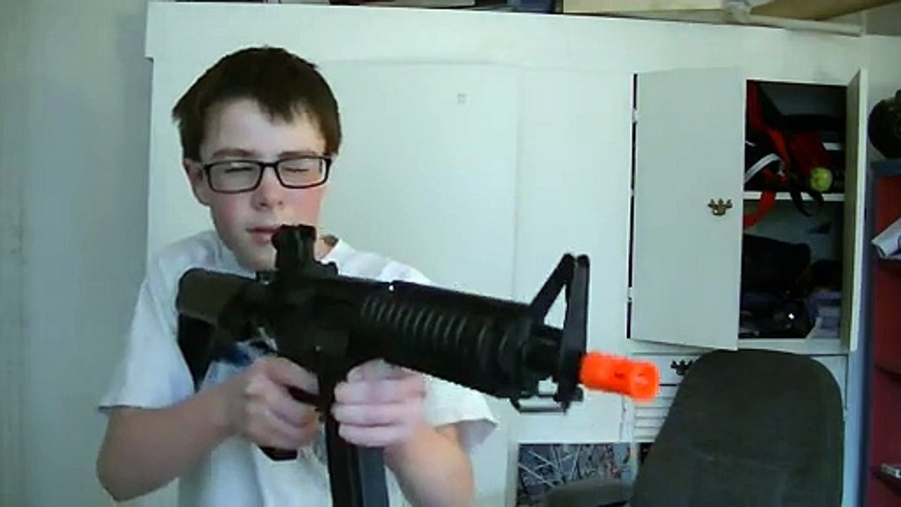 Un gamin éclate son écran plat avec son paint ball