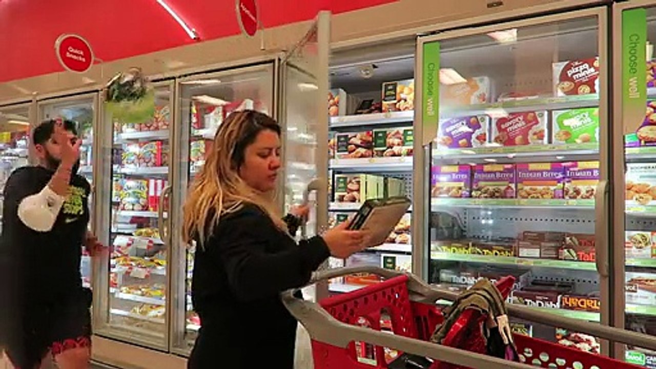 Faire du basket dans un magasin en utilisant le caddie de sa copine comme panier!