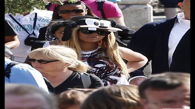 Beyonce Sports a Goofy Hat at Disneyland Paris Full HD Video