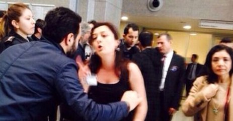 Feminist Avukat Aramaya Tepki Gösterip Soyundu