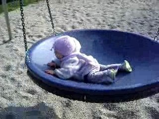 Charlotte fait de la balançoire