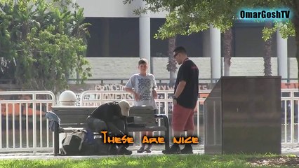 Dał bezdomnemu parę nowych butów. Ale to, co zrobił w 2:42 minucie po prostu mnie zamurowało.