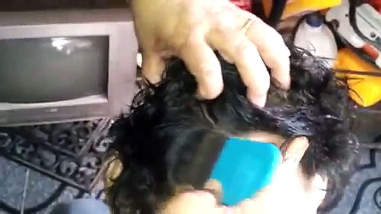 Cette Petite Fille a des Milliers de Poux dans les Cheveux