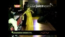 Kameez Teri Kali With Girle  Dance - Attaullah khan Esakhelvi