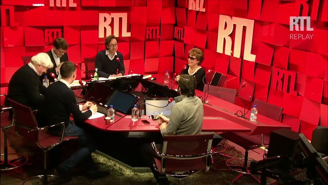 Stéphane Bern reçoit l'écrivain Françoise Chandernagor dans A LA BONNE HEURE DU 2 AVRIL 2015 1ERE PARTIE