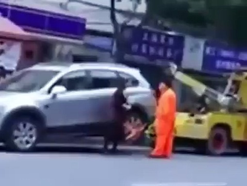 Regardez bien comment la femme va s’enfuir avec la dépanneuse