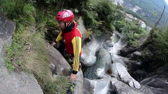 L'incroyable double backflip de Warren Verboom entre les rochers