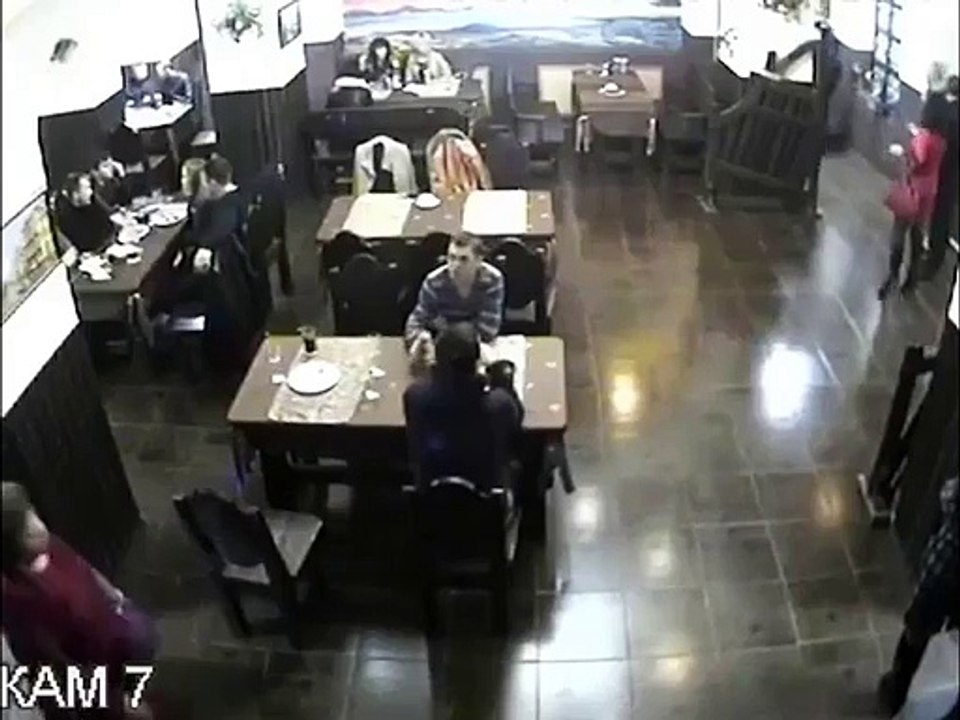 Tranquille dans le bar avec ma bière en Russie