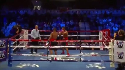 Boxe: il fait tomber son téléphone portable en plein combat !