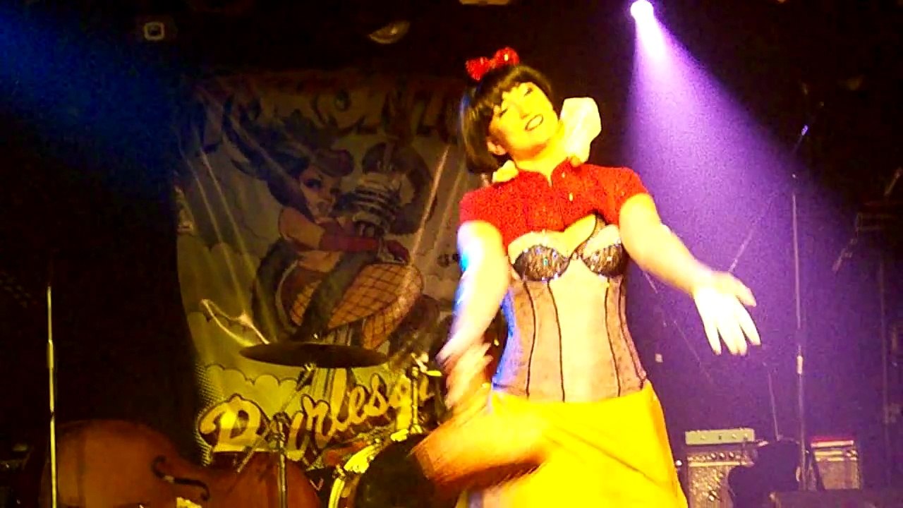 Pamuk Prenses Striptiz Yaparsa - snow white striptease show