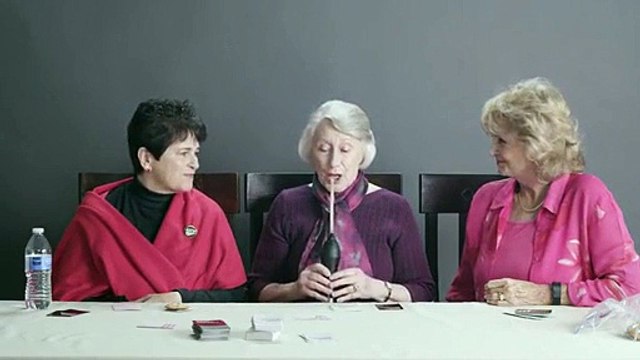 Les grands-mères fument de l'herbe pour la première fois en vidéo hilarante