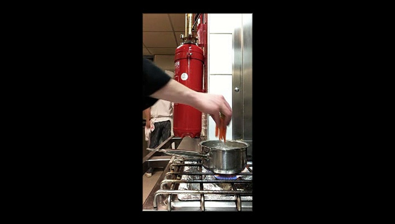 Recette " ris de veau fumé au foin et son jus a la rhubarbe, garniture printaniére"