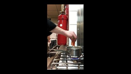 Recette " ris de veau fumé au foin et son jus a la rhubarbe, garniture printaniére"