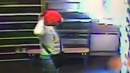 Shoe Thief Caught on Camera in Gurdwara Sahib